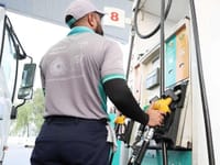 Países reducen los precios de los combustibles mientras el alivio de la crisis de Irán baja los costos mundiales del crudo