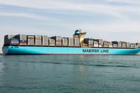 Un buque portacontenedores de Maersk reanuda su ruta por el Canal de Suez mientras el tráfico en el Estrecho de Ormuz se detiene