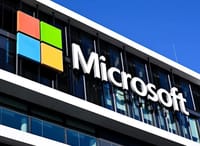 Oficinas corporativas de Microsoft con el logotipo de la compañía iluminado.