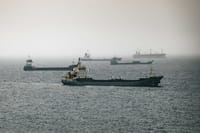 Petroleros iraníes navegan a toda velocidad en el estrecho de Ormuz ante la parálisis del tráfico comercial