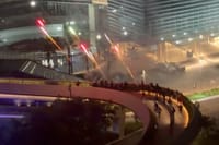 Serenata al hotel de Inglaterra: un streamer, pirotecnia y la policía en la puerta imagen del post