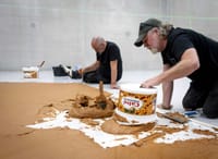 Museo neerlandés cubre el suelo con mantequilla de maní en homenaje a un artista fallecido