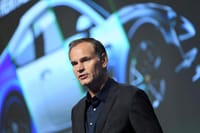 El CEO de VW, Oliver Blume, enfrenta una votación clave del consejo sobre el recorte de 100,000 empleos