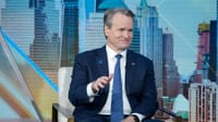 Brian Moynihan, CEO de Bank of America, se une a las advertencias de Wall Street sobre los riesgos de la IA Claude Mythos.
