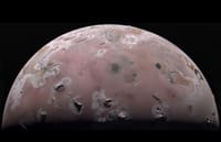 Juno mide por primera vez el subsuelo de Ío: más de 20 °C en pocos metros imagen del post