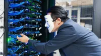 Individuo enmascarado interactuando con racks de servidores, simbolizando amenazas de ciberseguridad.