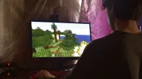 Un joven que juega intensamente un videojuego de PC en el interior. Capturar la esencia de la tecnología y la concentración.