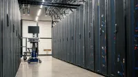 Gabinetes de marco de acero Servidores de alojamiento Dispositivos de red y cables en centro de datos equipado contemporánea