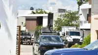 Aseguran armas y cuatro vehículos en residencial donde tiene una vivienda Rocha Moya imagen del post