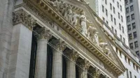 Arquitectura clásica de la fachada de la Bolsa de Valores de Nueva York en Nueva York.