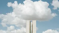 Vista del Congreso Nacional en Brasilia con impresionantes formaciones de nubes en el cielo.
