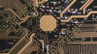 Imagen detallada de una placa de circuito impreso que destaca vías y componentes electrónicos.
