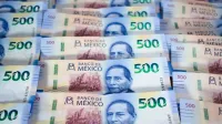 Detail view of multiple Mexican 500 Peso banknotes showcasing currency design and value.