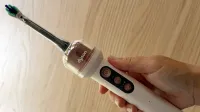 El cepillo con cámara de Dyson cuesta 499 dólares y midió su mejor cifra solo cepillando imagen del post