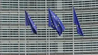 Tres banderas de la Unión Europea ondeando fuera del edificio Berlaymont en Bruselas, Bélgica.