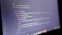 Código HTML iluminado que se muestra en la pantalla de una computadora, vista de cerca.