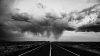 Una cautivadora foto en blanco y negro de un camino del desierto con nubes dramáticas en Page, AZ, USA.