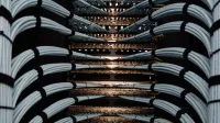 Cables de servidor de red organizados para una gestión eficiente de los datos.
