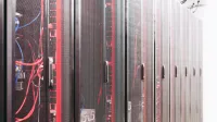 Sistema con varios cables que gestionan el acceso al recurso centralizado de servidor en el centro de datos