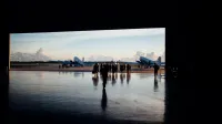 Siluetas de viajeros irreconocibles caminando hacia grandes aviones ubicados en la pista de aterrizaje del aeropuerto