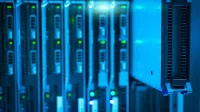Vista detallada de un rack de servidor con un enfoque en tecnología y almacenamiento de datos.