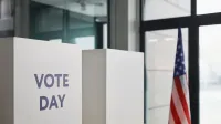 Configuración de la cabina de votación con bandera americana, que simboliza el día de las elecciones.