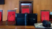 Interior moderno de la sala de audiencias en Wrocław, Polonia con banco de juez y asientos rojos.