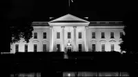 La icónica Casa Blanca iluminada por la noche, Washington, D.C., EE.UU.