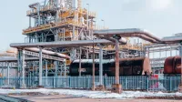 Instalación de refinería de petróleo con vagones de petroleros en Trzebinia, voivodato menor de Polonia bajo un cielo despejado.