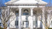 Front view of the historic Hampton Courthouse in Virginia, showcasing Neoclassical architecture.