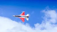 Jet de la Fuerza Aérea de EE. UU. Volando a través de un cielo azul claro que muestra la agilidad aérea.