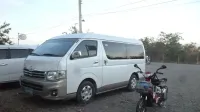 Toyota Hiace Super Grandia tela y cola G Electric Bicycle estaba estacionado en el establecimiento.