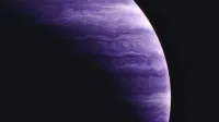 Una impresionante vista de un planeta gigante de gas púrpura con nubes arremolinadas contra un fondo estrellado.