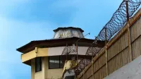 Una torre de vigilancia de la prisión con alambre de púas contra un cielo azul claro en Bali, Indonesia.