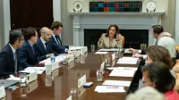 La vicepresidenta Kamala Harris asiste a una reunión con el CEO de Inteligencia Artificial (AI), miembros del gabinete y asesores principales, el jueves 4 de mayo de 2023, en la sala
