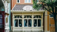 Elegante fachada boutique en Disneyland Paris, con detalles de diseño intrincados y ambiente acogedor.