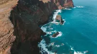 Impresionante vista aérea de drones de los acantilados de Madeira y el claro océano azul, que muestra la belleza de la naturaleza en Portugal.