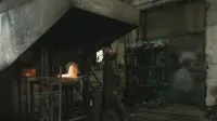 Herrero trabajando en una fragua brillante, moldeando metal calentado en un entorno industrial.