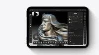 iPad mini 미드나이트 색상, 3D 랜더링 앱에 왕관을 쓰고 긴 머리에 정교한 갑옷을 입은 금속 질감 왕의 상반신 조각이 표시되어 있습니다.