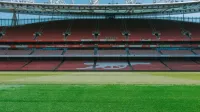 Una vista de las gradas vacías y del campo de fútbol en el Emirates Stadium de Londres.