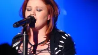 Kelly Clarkson actuando en vivo en Birmingham, Inglaterra el 13 de febrero de 2012 como parte de su gira All I Ever Want.
