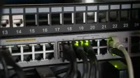 Equipo de red con cables conectados, que muestra la moderna infraestructura tecnológica.