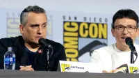 Los hermanos Russo hablando en el San Diego Comic-Con International 2019 en San Diego, California.