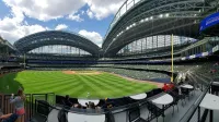 Una vista panorámica previa al juego de American Family Field, hogar de los Cerveceros de Milwaukee.