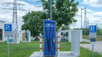 Estación de carga pública con diseño ecológico para vehículos eléctricos.