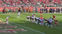 La ofensiva de los Chicago Bears se alinea contra los San Francisco 49ers en el Levi's Stadium el 8 de diciembre de 2024