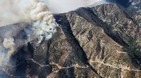 El incendio de Eaton quema las laderas del monte Wilson el 8 de enero de 2025, tomada por un miembro de la tripulación del helicóptero del Servicio Forestal