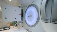 Primer plano de la máquina de radioterapia Versa HD en un entorno clínico.