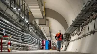 Trabajador caminando en un nuevo túnel HL-LHC en el CERN