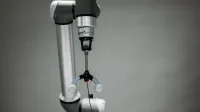 Primer plano de un brazo robótico avanzado equipado con herramientas de precisión, que muestra tecnología e innovación.